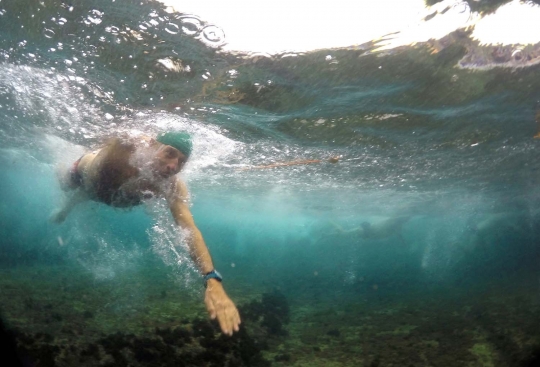 Hobi ekstrem para lansia Australia berenang di laut bersuhu dingin