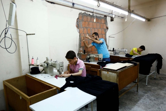 Kisah bocah Suriah jadi buruh tekstil demi bertahan hidup di Turki