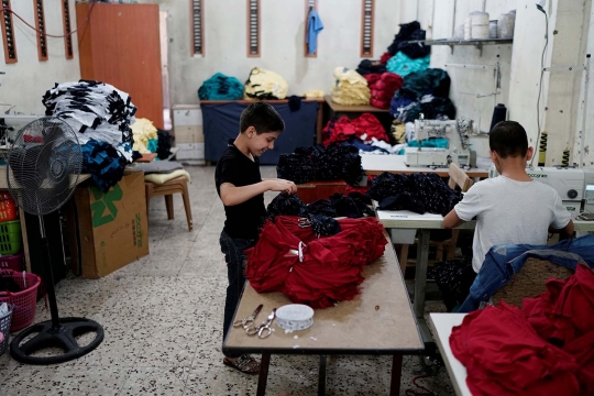 Kisah bocah Suriah jadi buruh tekstil demi bertahan hidup di Turki