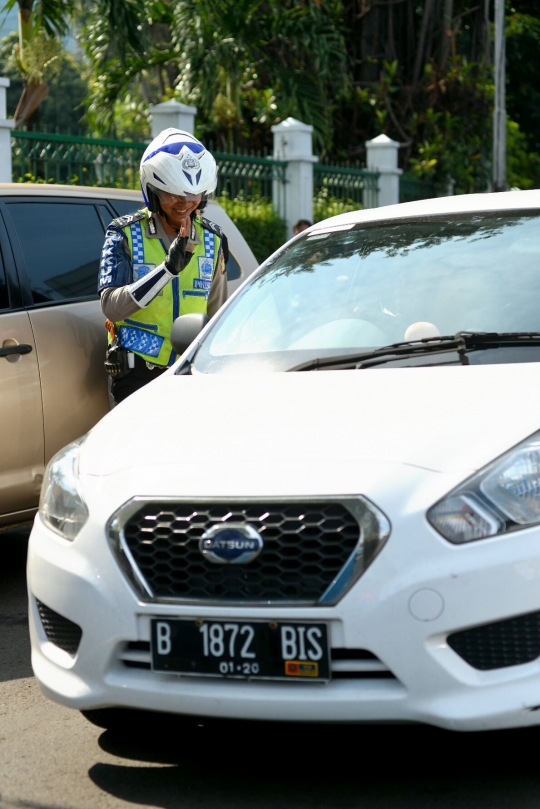 Memantau uji coba sistem ganjil genap di jalanan Ibu Kota