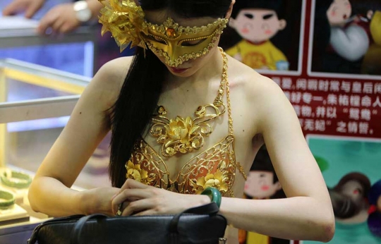 Murah meriah, bikini emas ini dibanderol Rp 4,5 juta