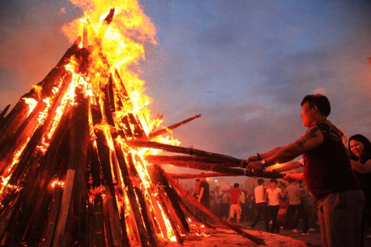 Kemeriahan ribuan orang rayakan festival obor di China