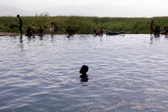 Unik, kolam renang ini berada di tengah-tengah danau air asin