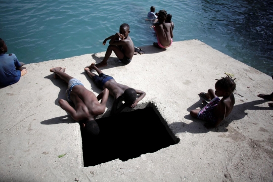 Unik, kolam renang ini berada di tengah-tengah danau air asin