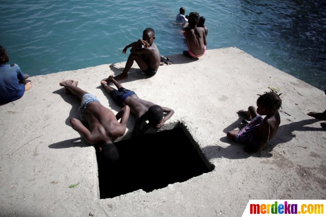 Foto : Unik, kolam renang ini berada di tengah-tengah 