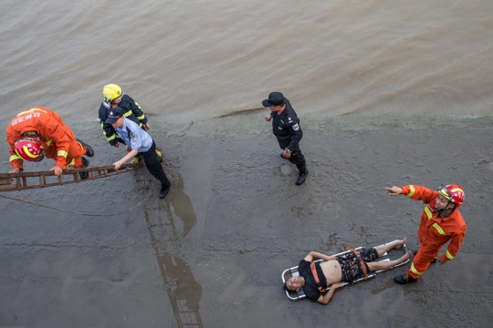 Penyelamatan dramatis korban tersapu gelombang Sungai Qiantang