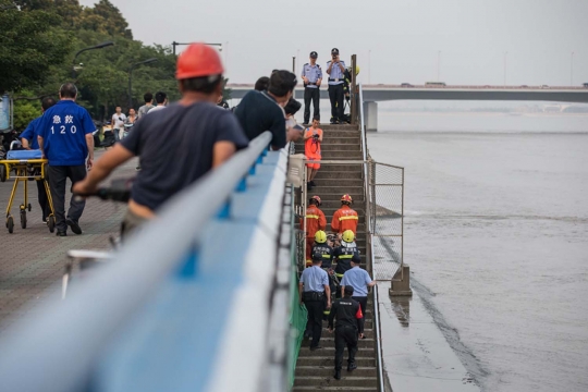 Penyelamatan dramatis korban tersapu gelombang Sungai Qiantang
