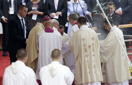 Paus Fransiskus jatuh tersungkur saat pimpin misa di Polandia