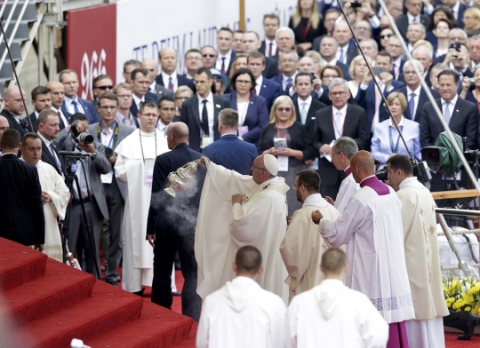 Paus Fransiskus jatuh tersungkur saat pimpin misa di Polandia