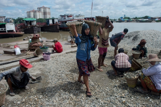 Potret warga miskin Myanmar hidup dari kerikil