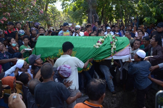 Isak tangis kerabat warnai pemakaman Freddy Budiman