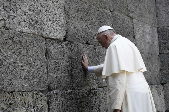 Paus Francis keliling kamp Nazi bekas pembantaian jutaan manusia