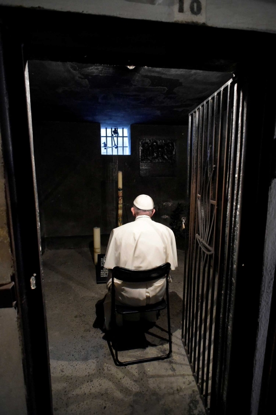 Paus Francis keliling kamp Nazi bekas pembantaian jutaan manusia