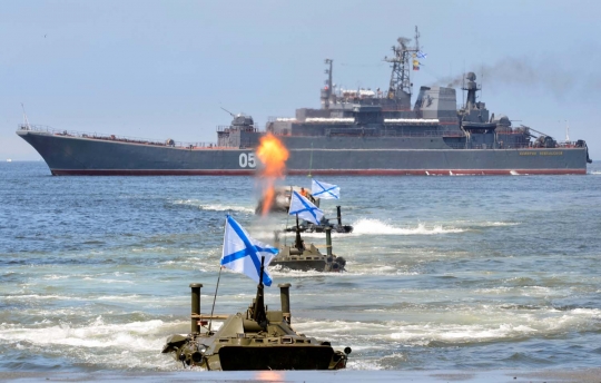 Aksi Marinir Rusia pamer kekuatan jelang Hari Angkatan Laut