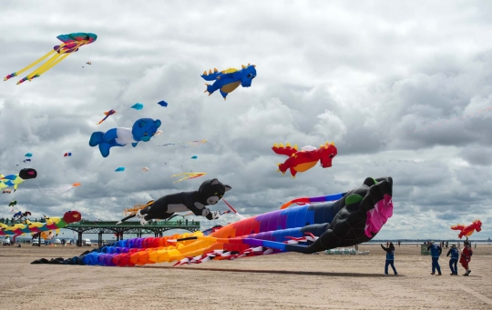 Bermain layang-layang raksasa di St Annes Kite Festival