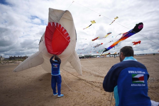 Bermain layang-layang raksasa di St Annes Kite Festival