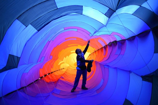 Bermain layang-layang raksasa di St Annes Kite Festival
