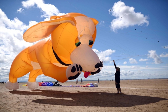 Bermain layang-layang raksasa di St Annes Kite Festival