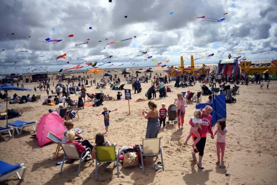 Bermain layang-layang raksasa di St Annes Kite Festival