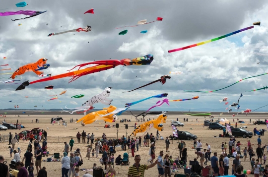 Bermain layang-layang raksasa di St Annes Kite Festival