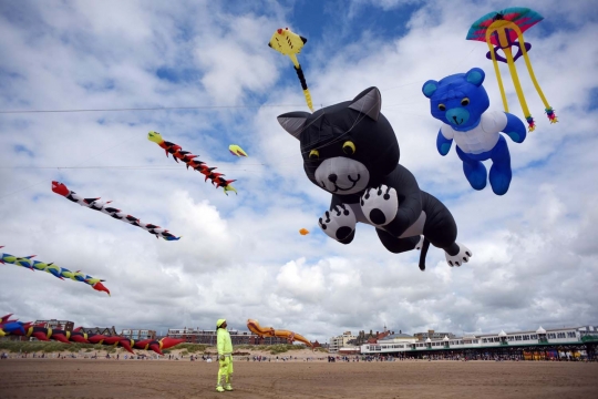 Bermain layang-layang raksasa di St Annes Kite Festival