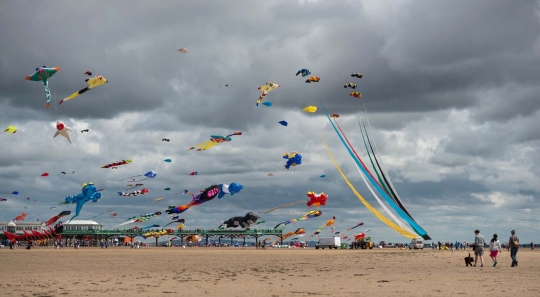 Bermain layang-layang raksasa di St Annes Kite Festival