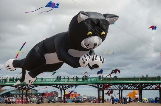 Bermain layang-layang raksasa di St Annes Kite Festival