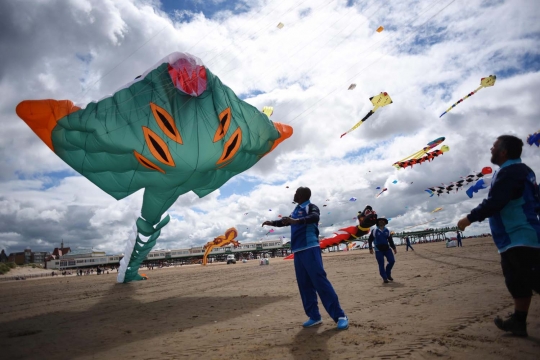 Bermain layang-layang raksasa di St Annes Kite Festival