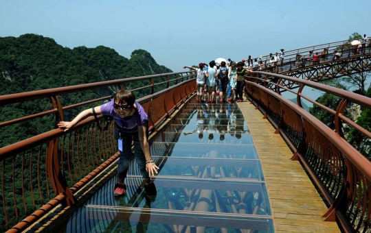 Jalan-jalan di jembatan kaca ini dijamin bikin kaki gemetar