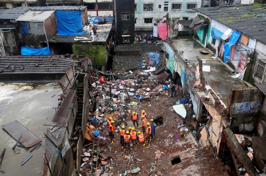 Akibat hujan lebat, apartemen ambruk di India