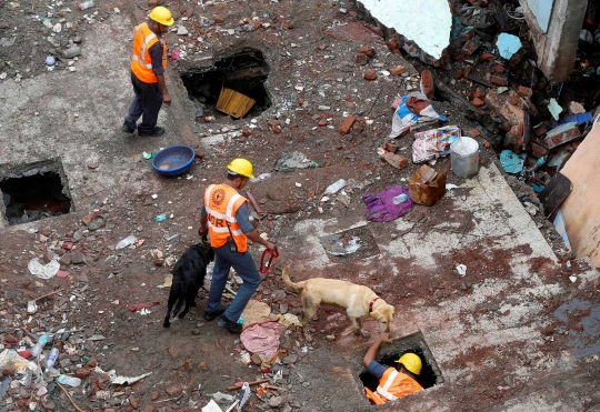 Akibat hujan lebat, apartemen ambruk di India