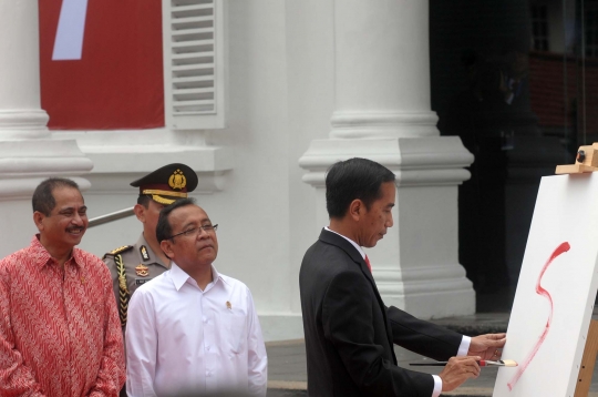 Buka pameran Goresan Juang Kemerdekaan, Jokowi melukis di kanvas