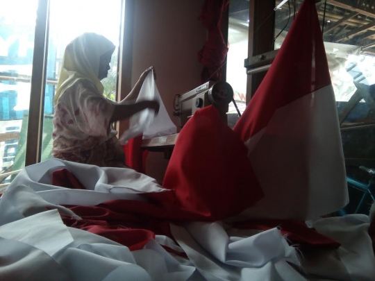 Jelang 17 Agustus, pengrajin bendera di Malang kebanjiran order