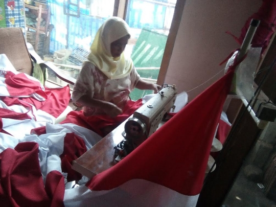 Jelang 17 Agustus, pengrajin bendera di Malang kebanjiran order