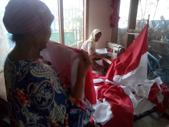 Jelang 17 Agustus, pengrajin bendera di Malang kebanjiran order