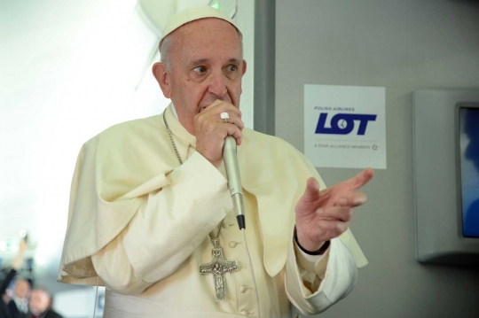 Gaya Paus Fransiskus gelar konpers di pesawat
