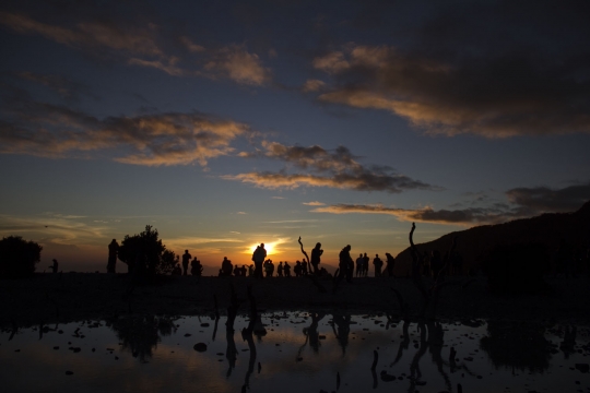 Menikmati indahnya sunrise dari Gunung Papandayan