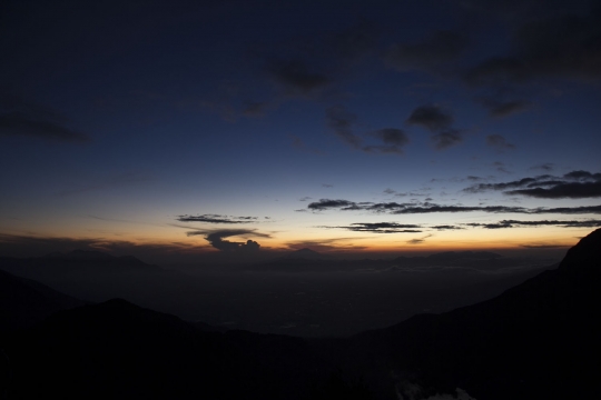 Menikmati indahnya sunrise dari Gunung Papandayan