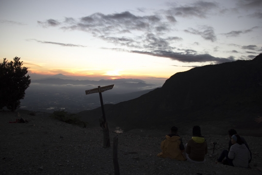 Menikmati indahnya sunrise dari Gunung Papandayan