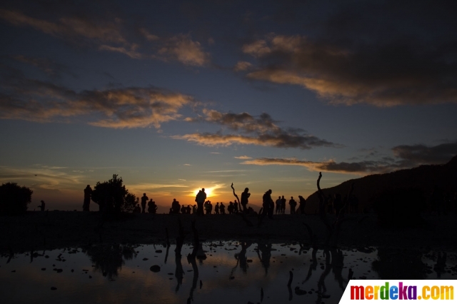 Foto : Menikmati indahnya sunrise dari Gunung Papandayan | merdeka.com