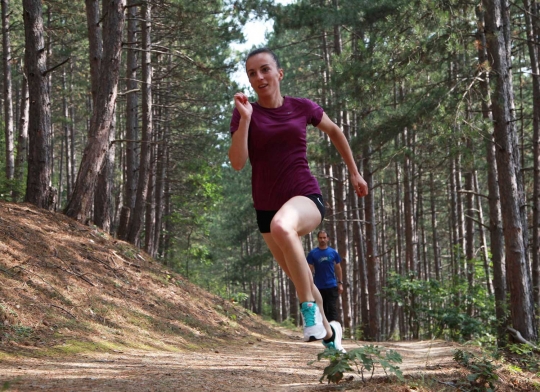 Tak punya stadion atletik, pelari cantik ini latihan di dalam hutan