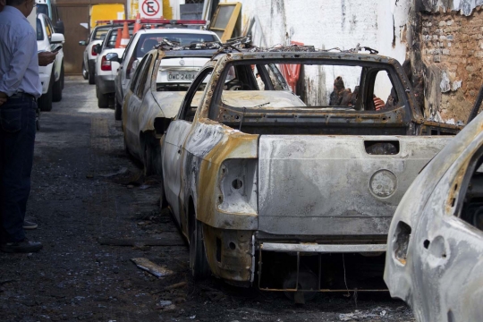 Aksi brutal geng kriminal di Brasil bakar puluhan mobil