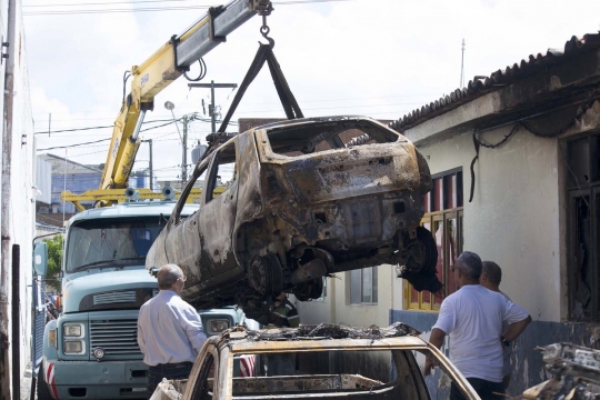 Aksi brutal geng kriminal di Brasil bakar puluhan mobil