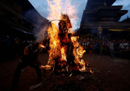 Tradisi membakar setan penculik anak dalam Festival Ghantakarna