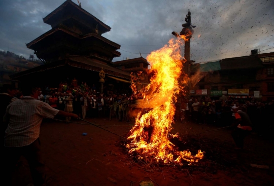 Tradisi membakar setan penculik anak dalam Festival Ghantakarna