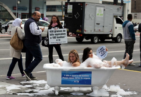 Kampanye vegetarian, aktivis cantik nekat bugil mandi di muka umum