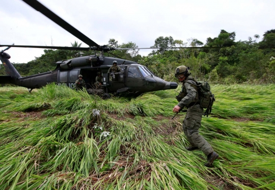 Aksi polisi Kolombia gerebek pabrik kokain di tengah hutan