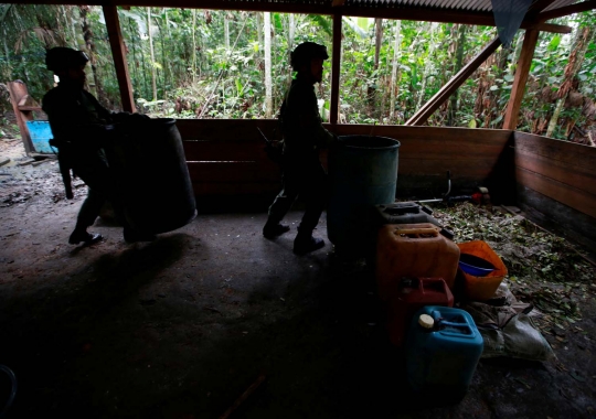 Aksi polisi Kolombia gerebek pabrik kokain di tengah hutan