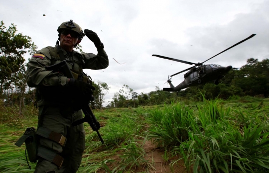 Aksi polisi Kolombia gerebek pabrik kokain di tengah hutan