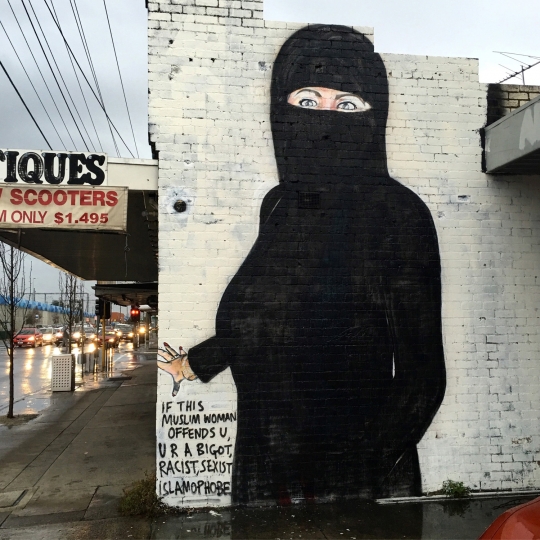 Tuai kecaman, mural Hillary Clinton berbikini kini bercadar